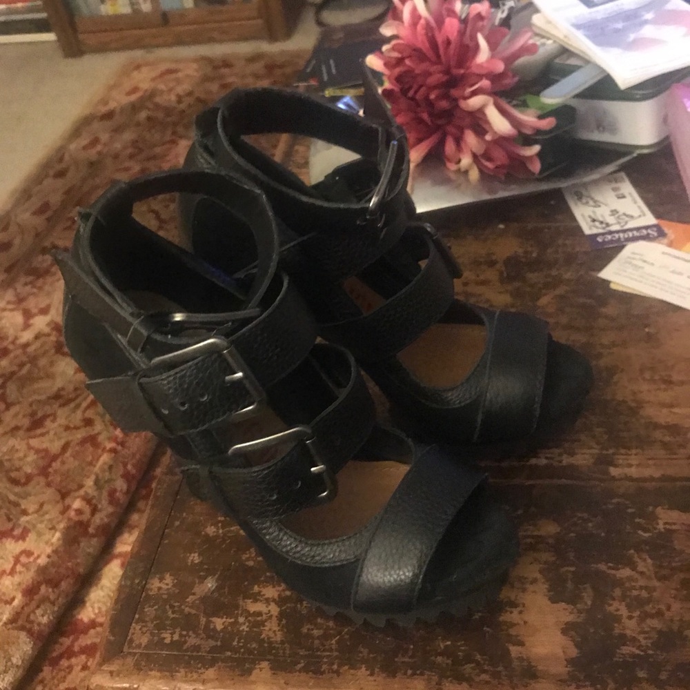 Black Sandle - image 2